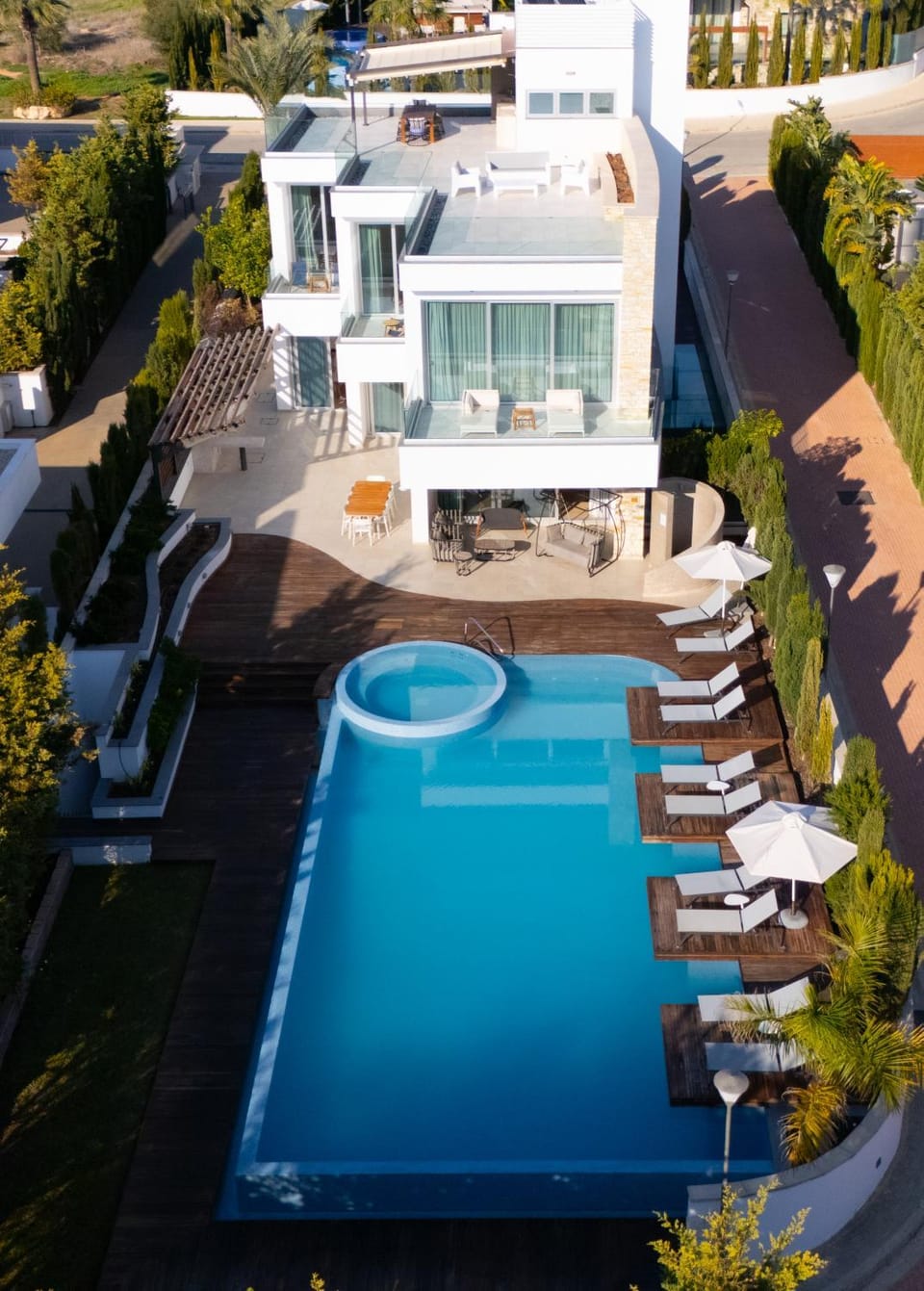 Property building, Day, Pool view, Swimming pool, sunbed