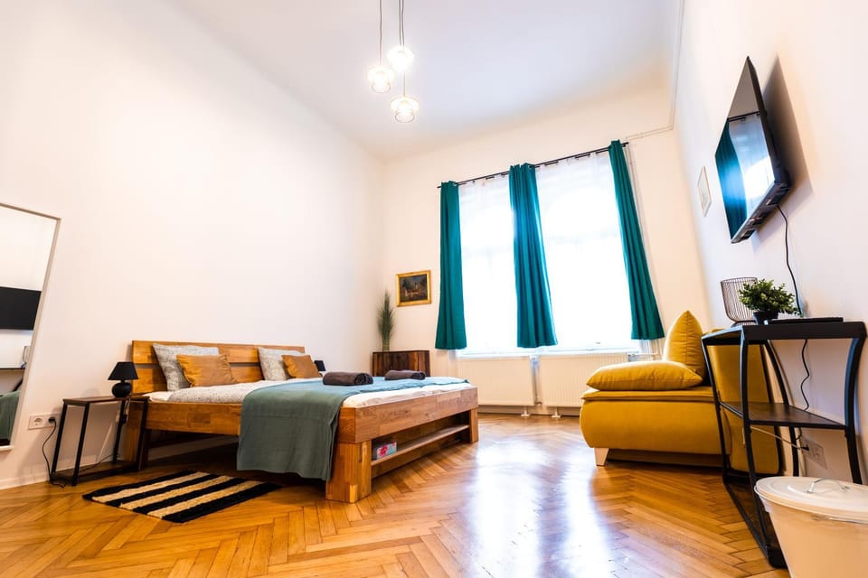 Bed, TV and multimedia, Bedroom