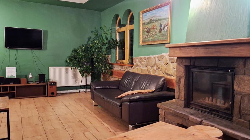 Communal lounge/ TV room, TV and multimedia, Living room, Seating area, Evening entertainment
