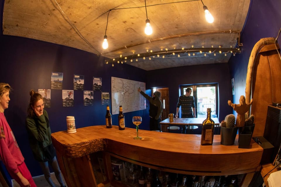 People, Lounge or bar, Food and drinks, Drinks, Alcoholic drinks, group of guests