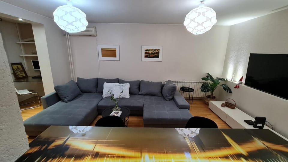 Communal lounge/ TV room, TV and multimedia, Living room, Seating area, air conditioner
