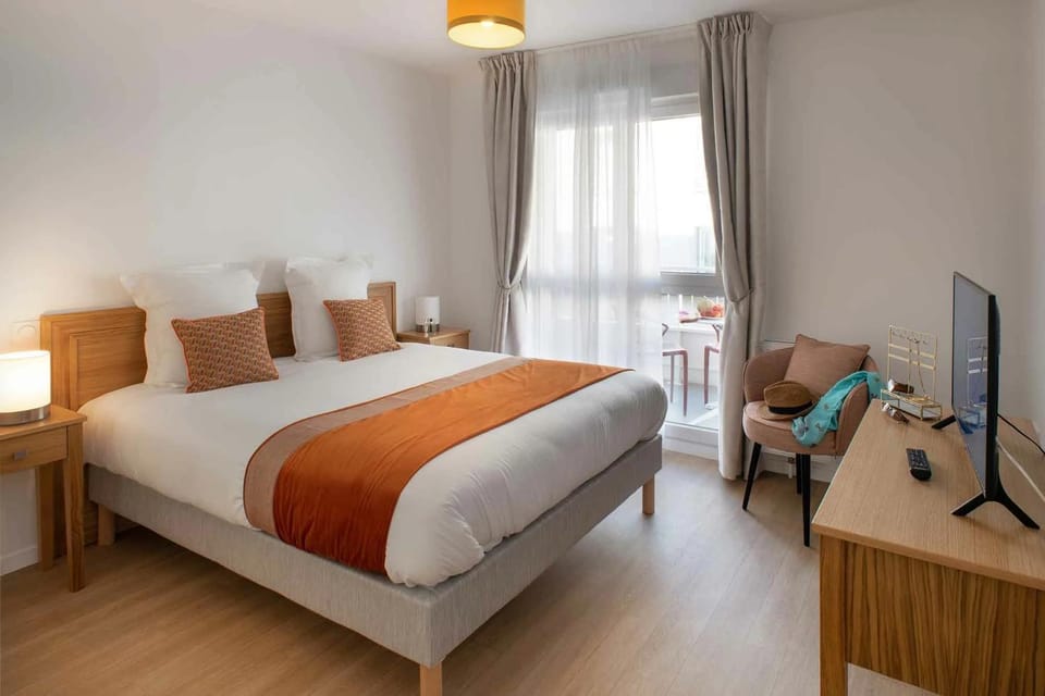 Photo of the whole room, Bedroom