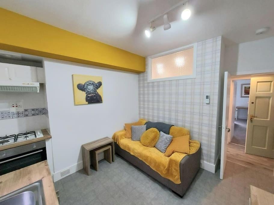 Kitchen or kitchenette, Seating area, minibar, pet friendly, stove