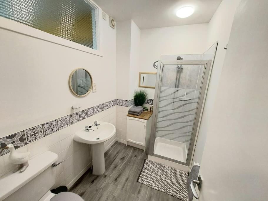 Shower, Toilet, Bathroom, towels
