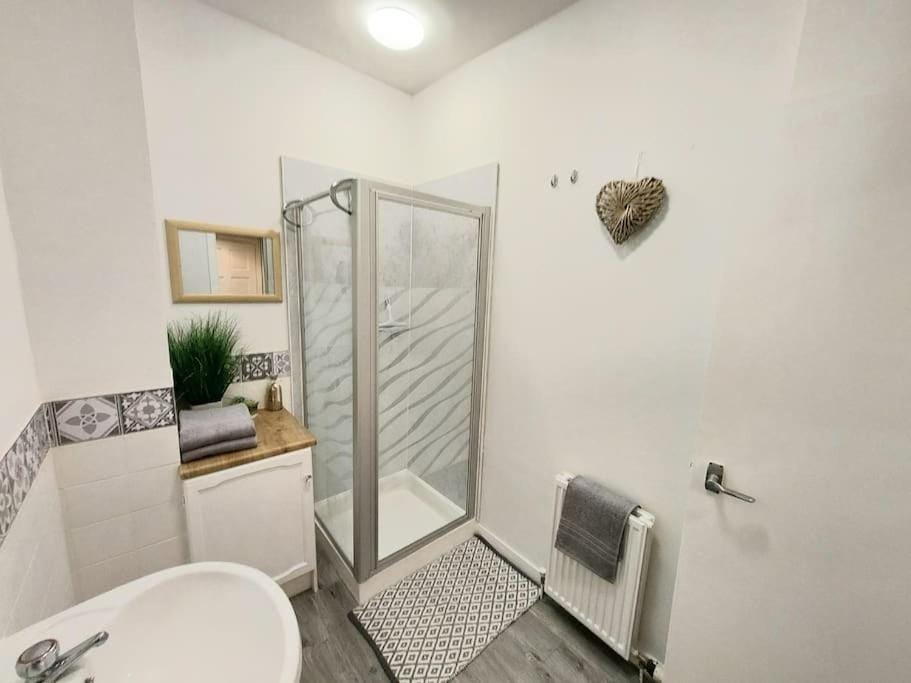 Shower, Toilet, Bathroom, towels