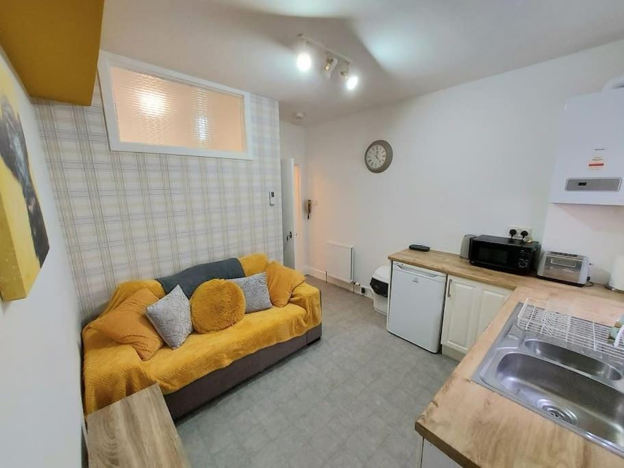 Kitchen or kitchenette, Seating area, minibar, pet friendly, stove