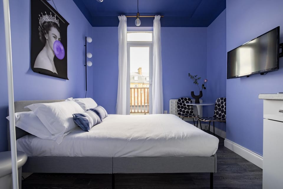 Bed, TV and multimedia, Photo of the whole room, Bedroom