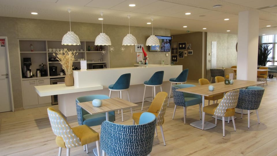 Communal lounge/ TV room, Living room, Lounge or bar, Banquet/Function facilities, Meeting/conference room, Parking