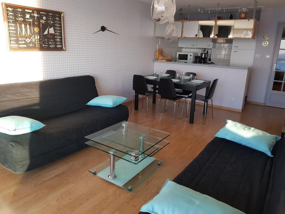 Kitchen or kitchenette, Living room, Decorative detail, Seating area, Dining area