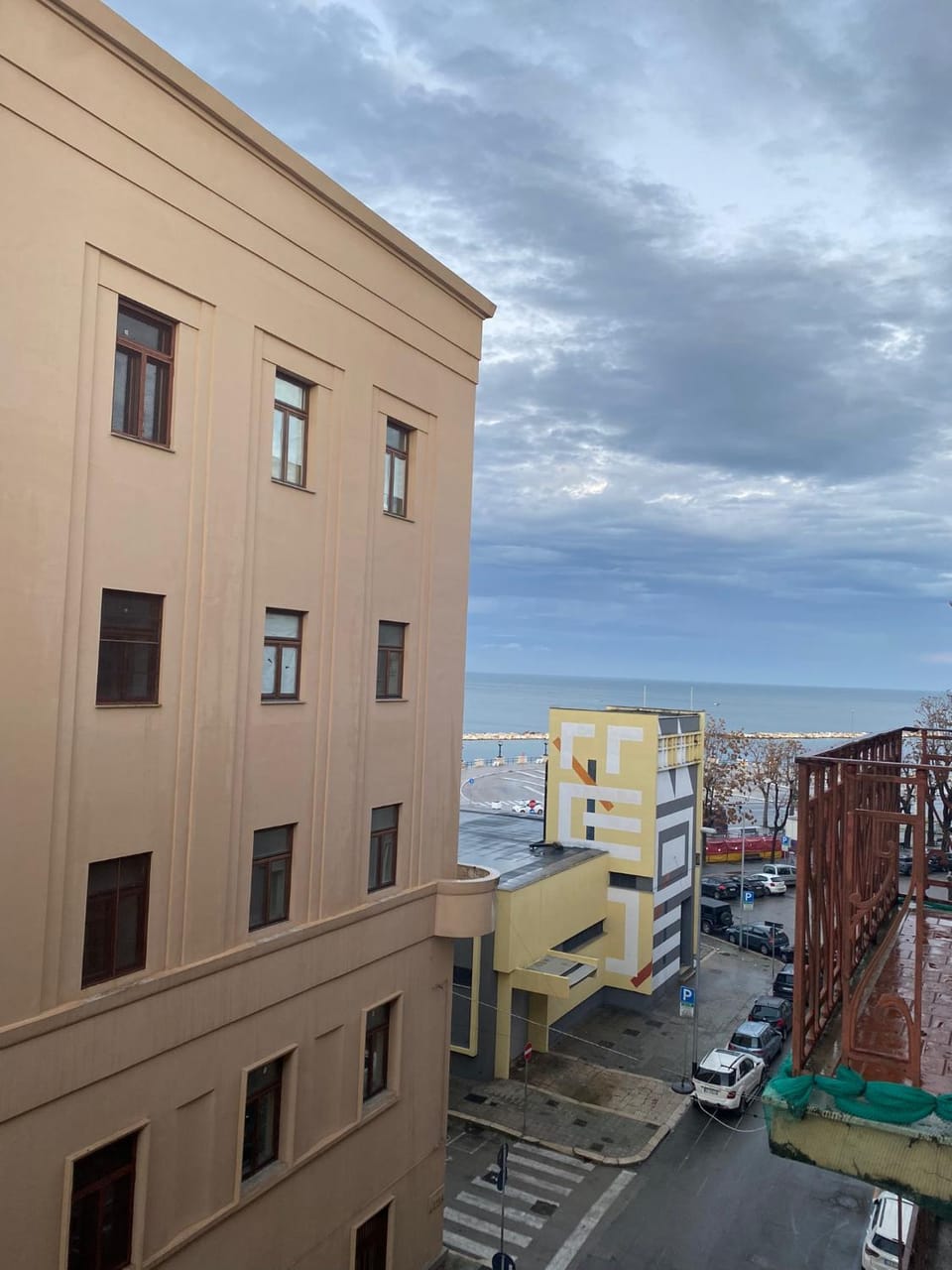 Day, Neighbourhood, Natural landscape, City view, Street view, Parking