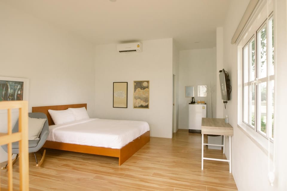 Bed, TV and multimedia, Photo of the whole room, Bedroom, hair dresser, air conditioner