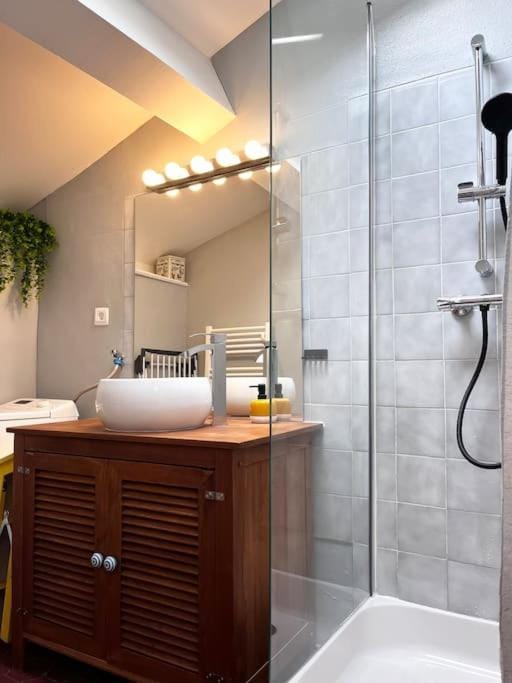 Shower, Bathroom, towels