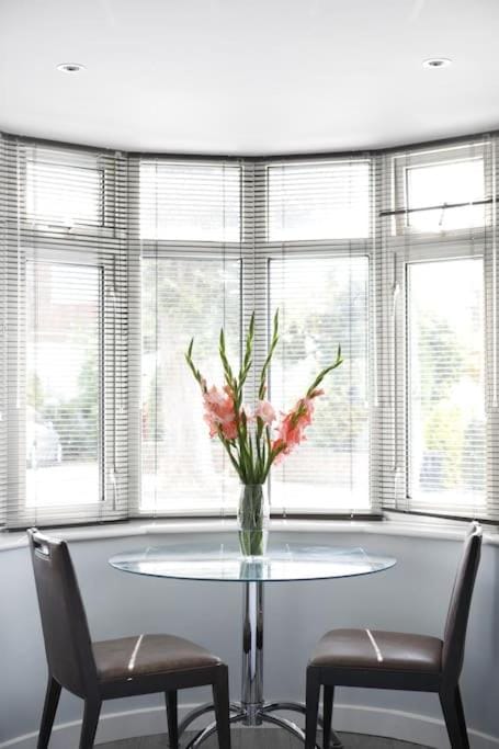 Superfast WiFi studio, bathroom & own entrance Apartment in Hove