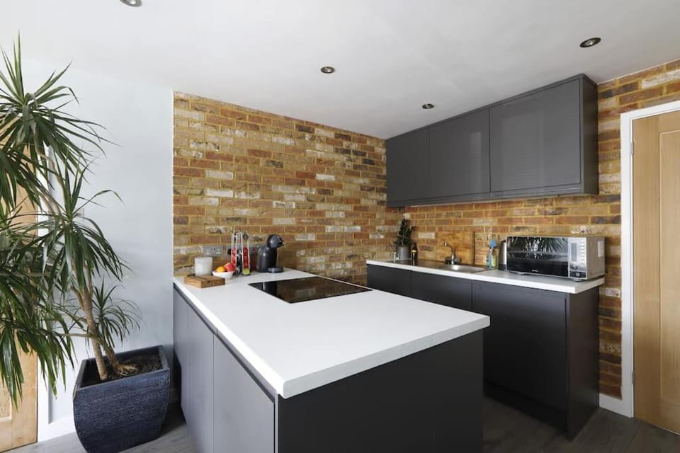 Superfast WiFi studio, bathroom & own entrance Apartment in Hove