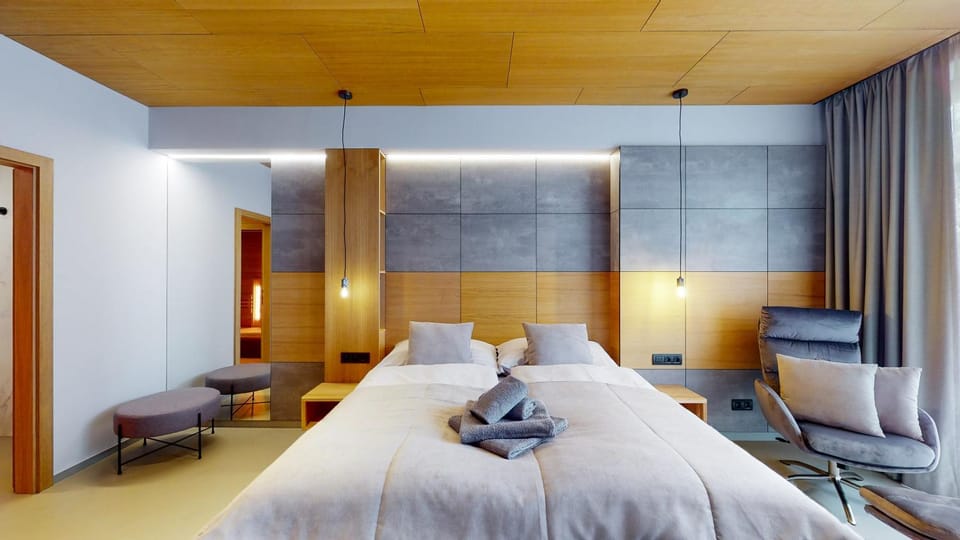 Photo of the whole room, Bedroom, towels