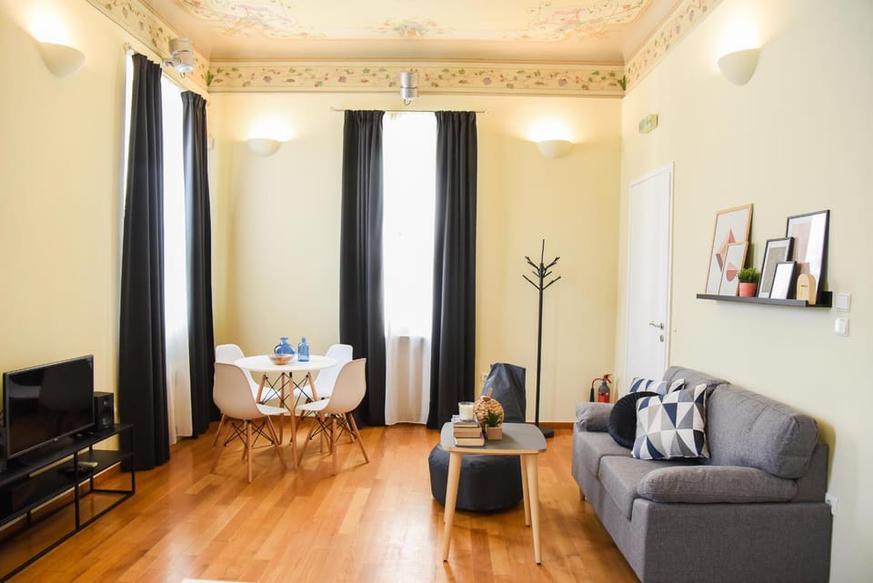 TV and multimedia, Living room, Seating area, Dining area