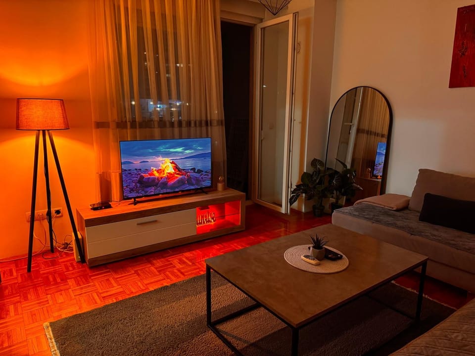 Communal lounge/ TV room, TV and multimedia, Living room, Seating area, Evening entertainment