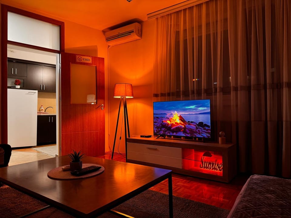 Communal lounge/ TV room, TV and multimedia, Living room, Evening entertainment