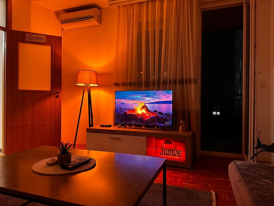Communal lounge/ TV room, TV and multimedia, Living room, Seating area, Evening entertainment, air conditioner