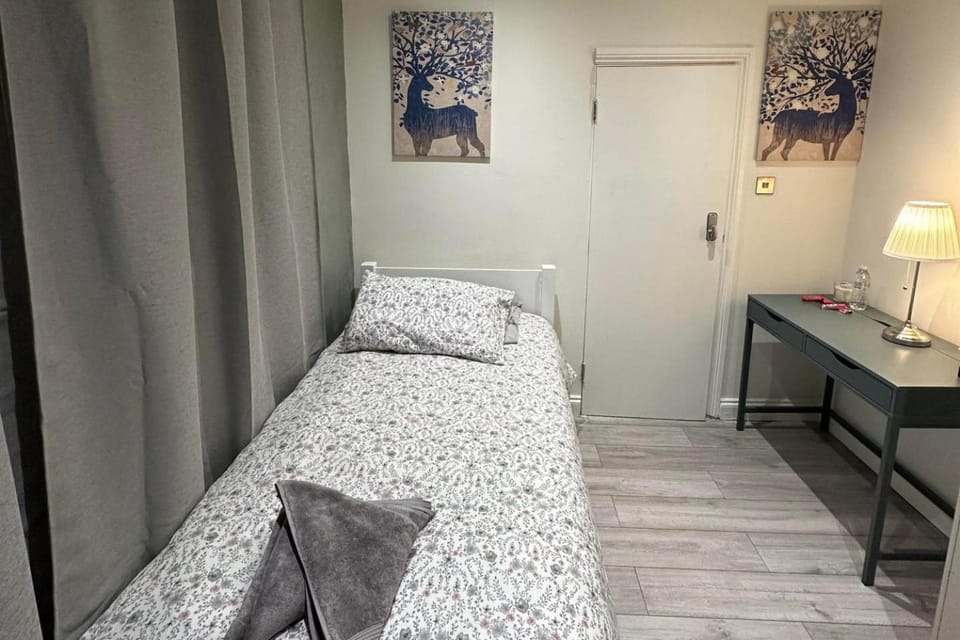 Studio - Sleeps 1 - Acton Park & Stn Close Apartment in London Borough of Ealing