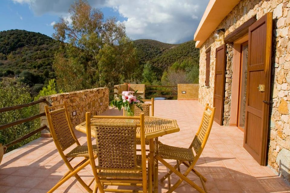 Property building, Balcony/Terrace, Dining area