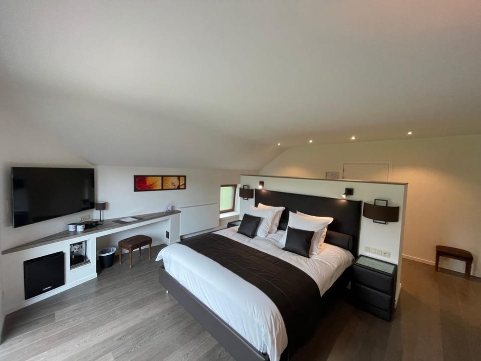 Bed, TV and multimedia, Photo of the whole room, Bedroom