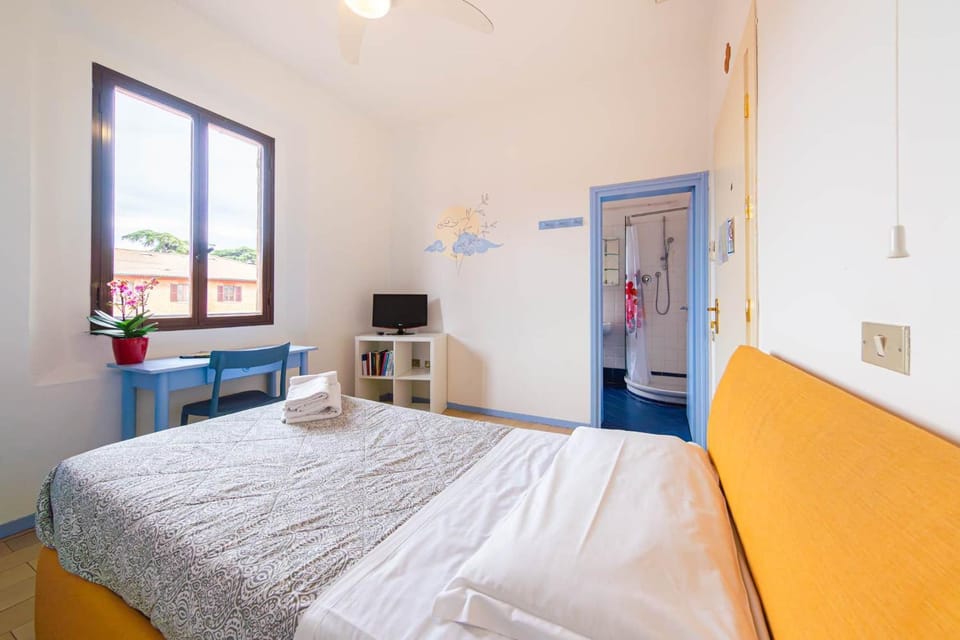 Bed, TV and multimedia, Photo of the whole room, Bedroom