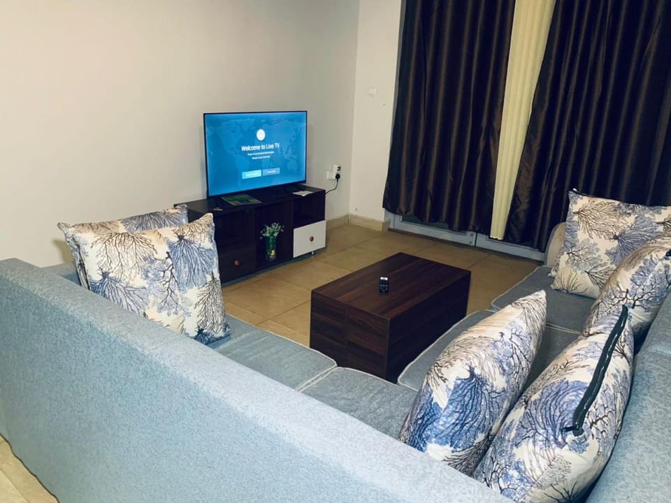 Communal lounge/ TV room, TV and multimedia, Living room, Seating area, Evening entertainment