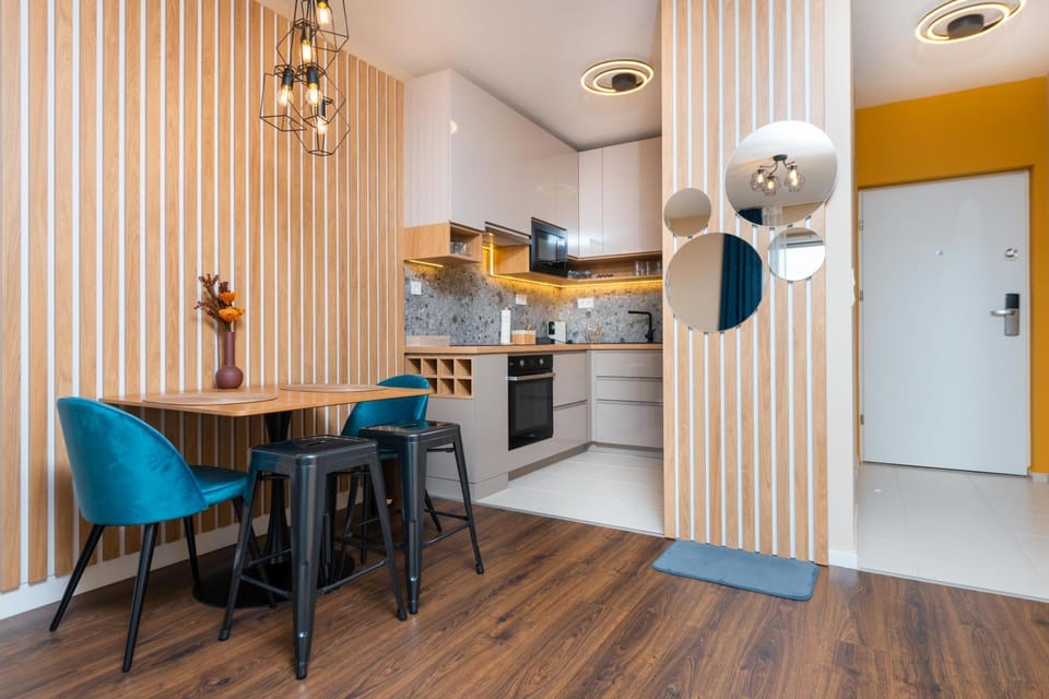Facade/entrance, Kitchen or kitchenette, Dining area, microwave, oven, stove