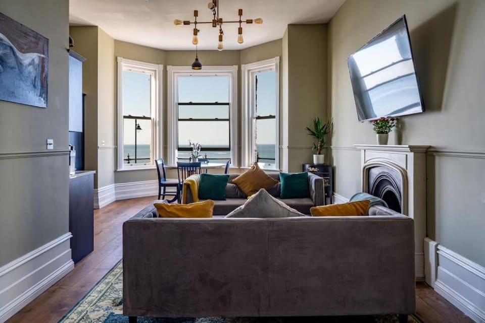 Stylish Summer Escape - Beautiful Coastal Luxury with Panoramic Ocean Views Apartment in Herne Bay