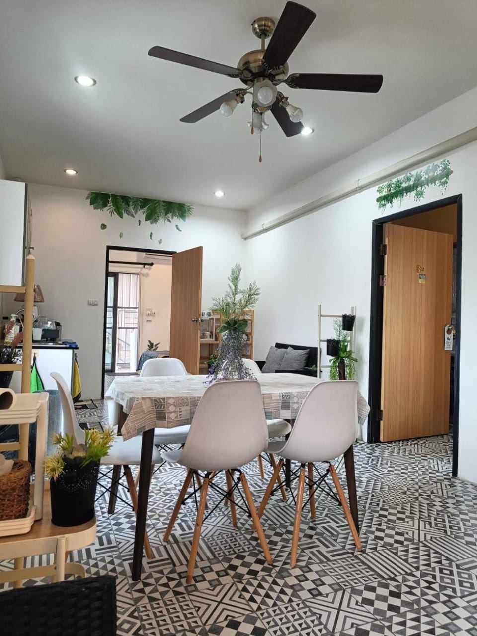 Kitchen or kitchenette, Living room, Seating area, Dining area