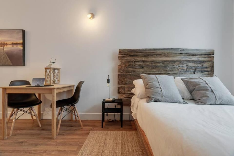 Bed, Dining area