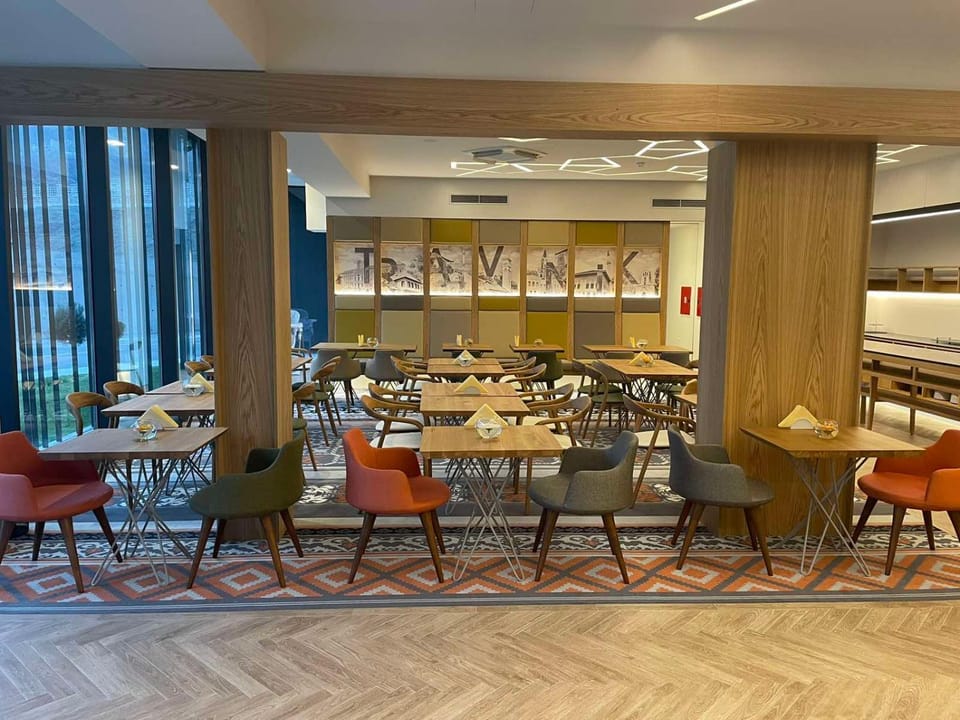 Restaurant/places to eat, Living room