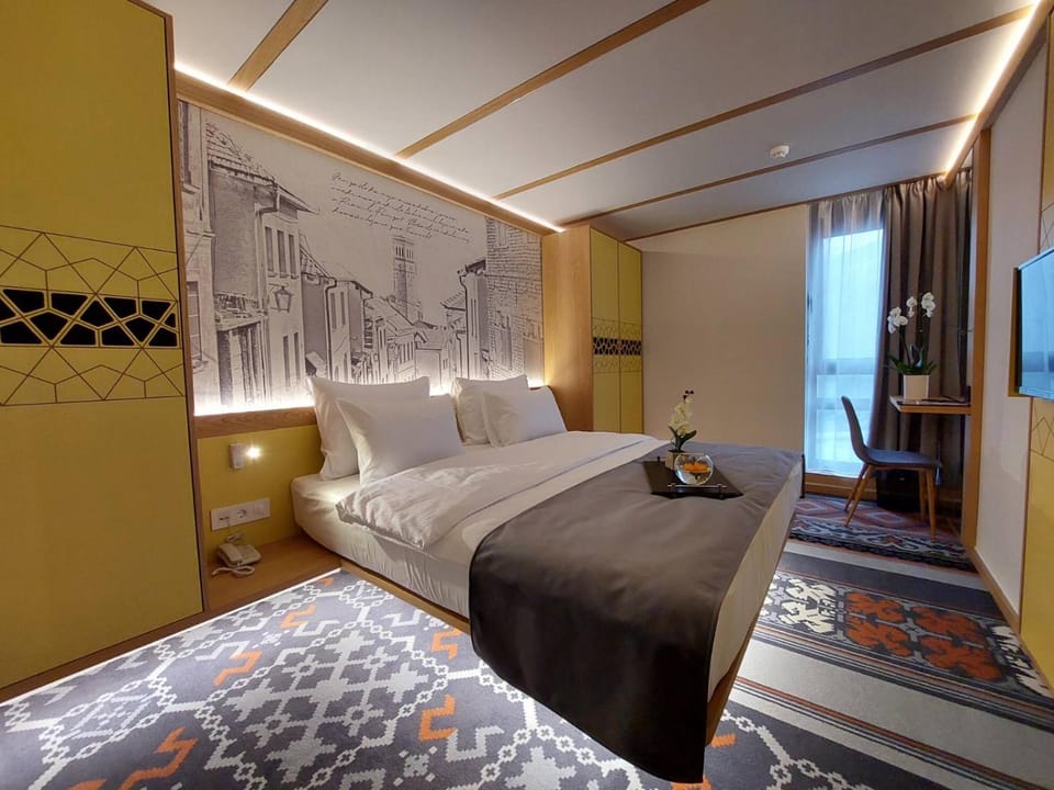 Bed, TV and multimedia, Bedroom