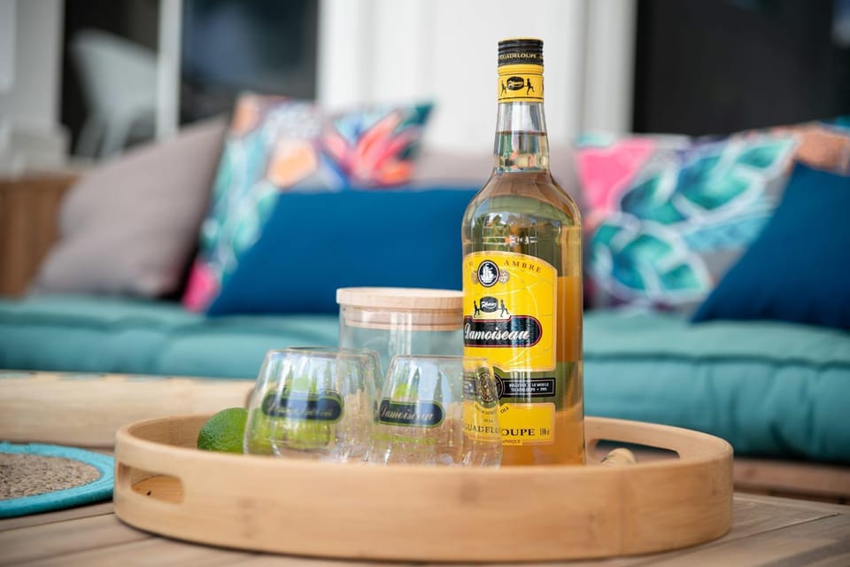 Living room, Food and drinks, Seating area, Drinks