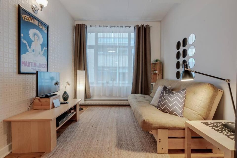 Bed, TV and multimedia, Living room