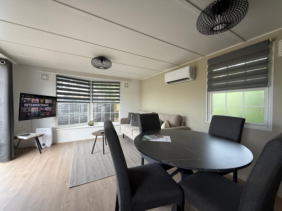 TV and multimedia, Living room, Seating area, Dining area, air conditioner