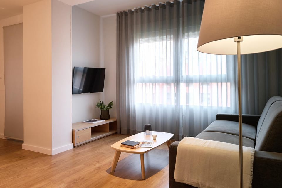TV and multimedia, Living room, Seating area, Bedroom