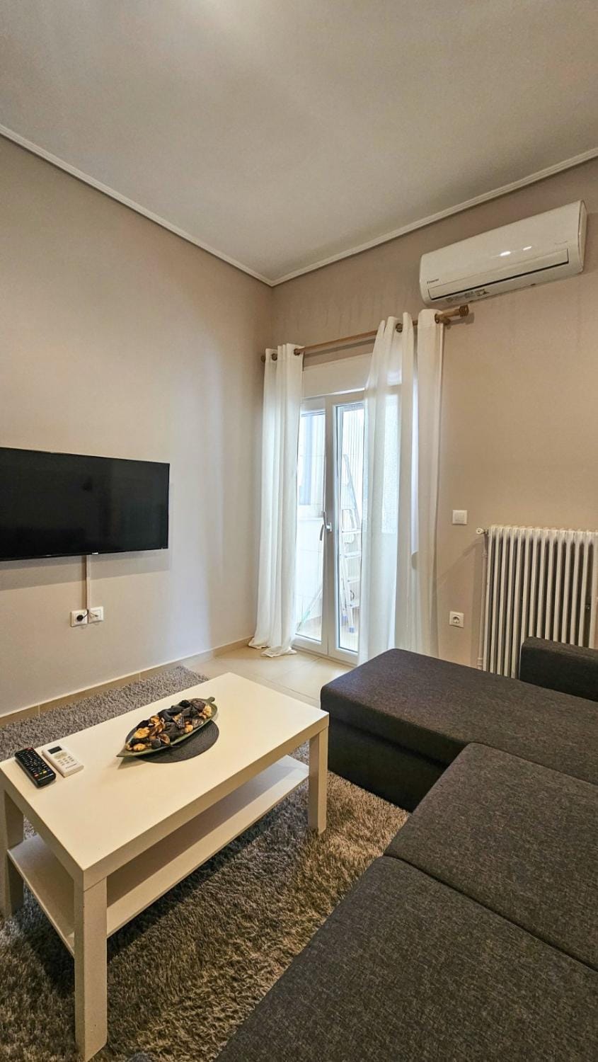 TV and multimedia, Living room, Seating area, air conditioner