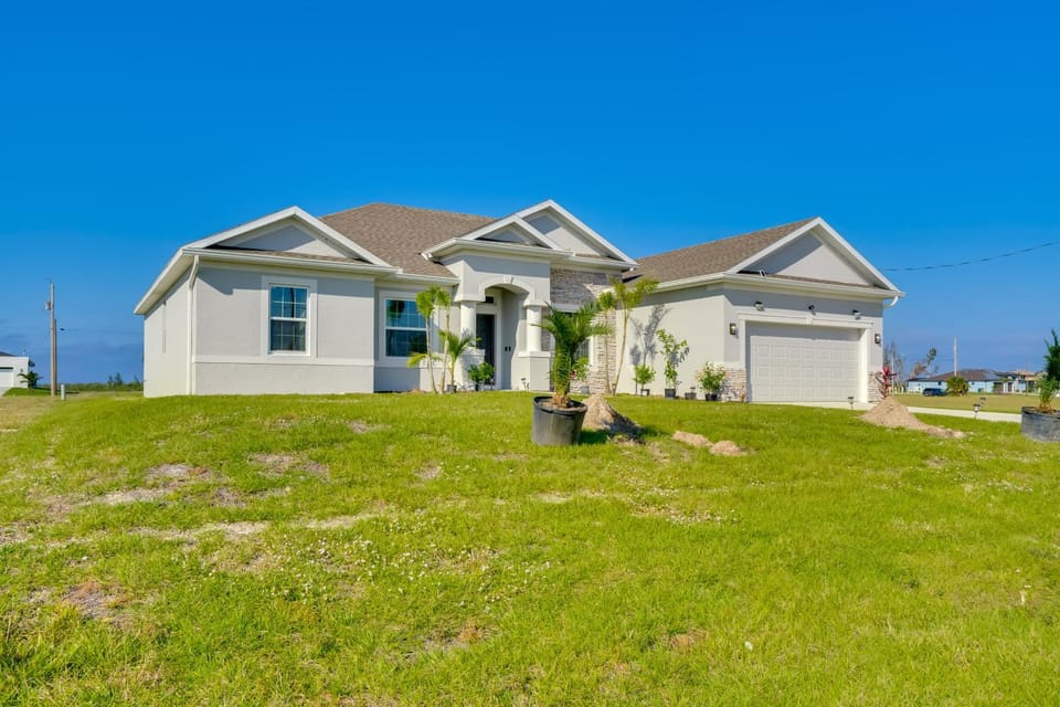 6 Mi to Sirenia Vista: Cape Coral Retreat w/ Grill House in Cape Coral