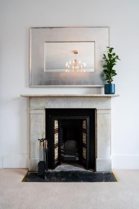Luxury Penthouse Retreat with Amazing Ocean Views & Log Burner Apartment in Herne Bay