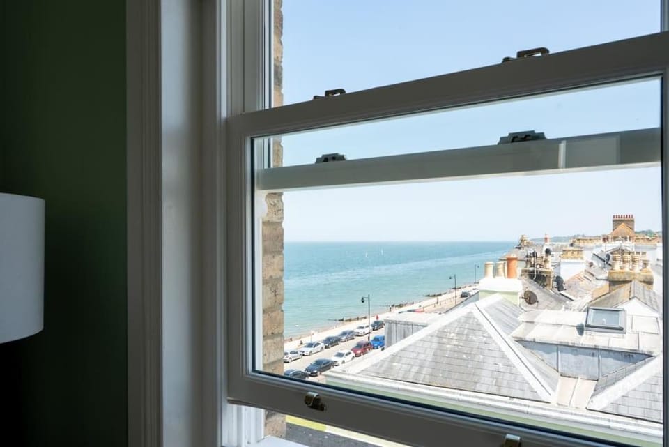 Luxury Penthouse Retreat with Amazing Ocean Views & Log Burner Apartment in Herne Bay