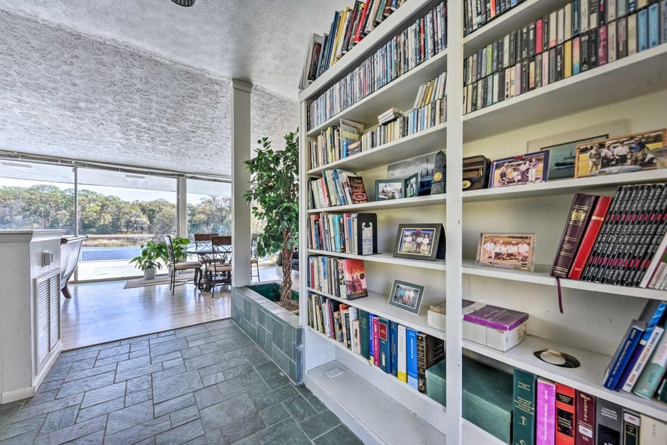 'Brookside' Waterfront Home w/ Kayaks & Deck! House in Jacksonville