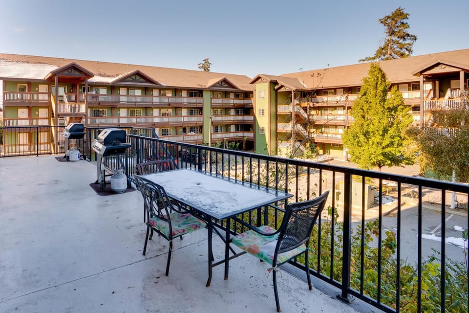 Resort-Style Condo w/ Lake Chelan & Mtn Views House in Chelan (In Town)