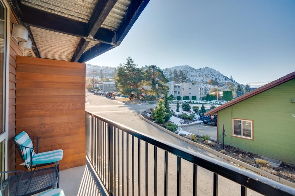 Resort-Style Condo w/ Lake Chelan & Mtn Views House in Chelan (In Town)