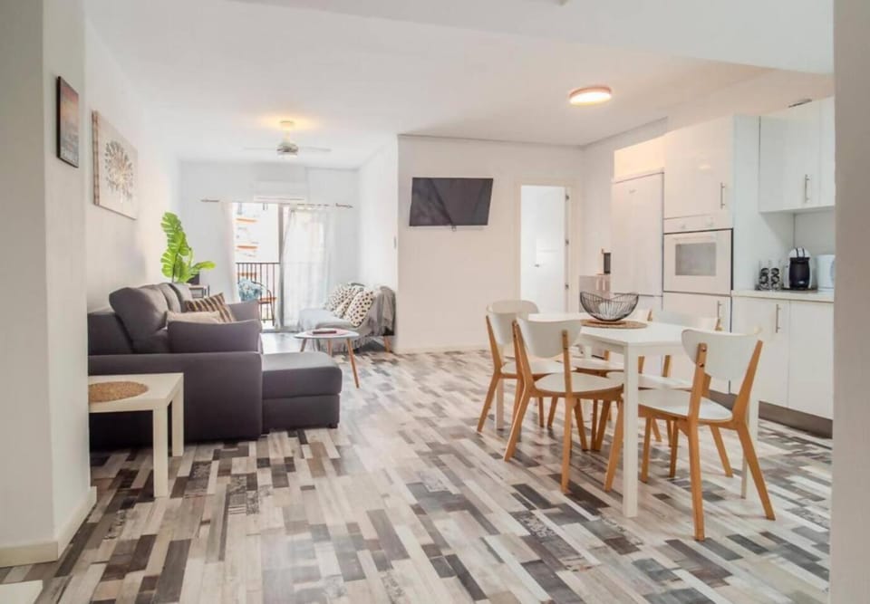TV and multimedia, Kitchen or kitchenette, Living room, Seating area, Dining area