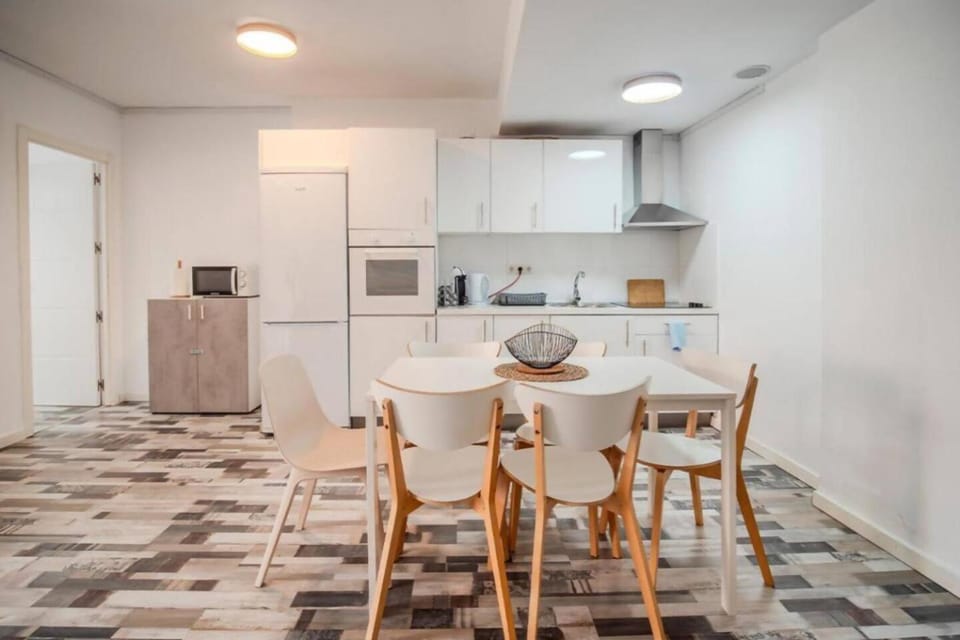 Kitchen or kitchenette, Dining area, oven, stove