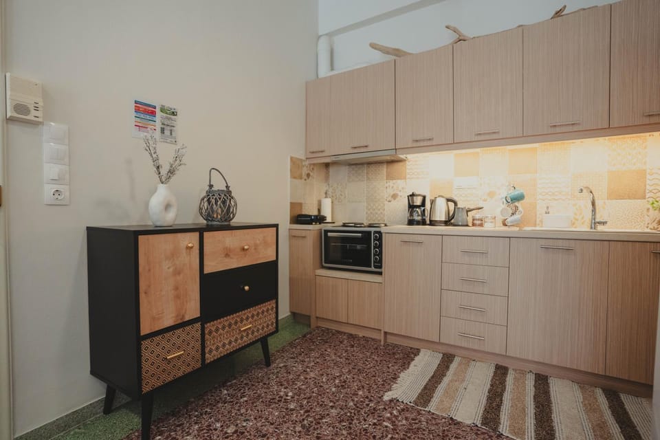 Coffee/tea facilities, Kitchen or kitchenette, stove