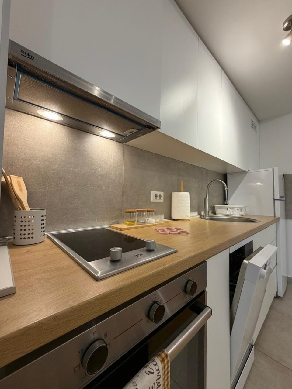 Coffee/tea facilities, Kitchen or kitchenette, dishwasher, stove