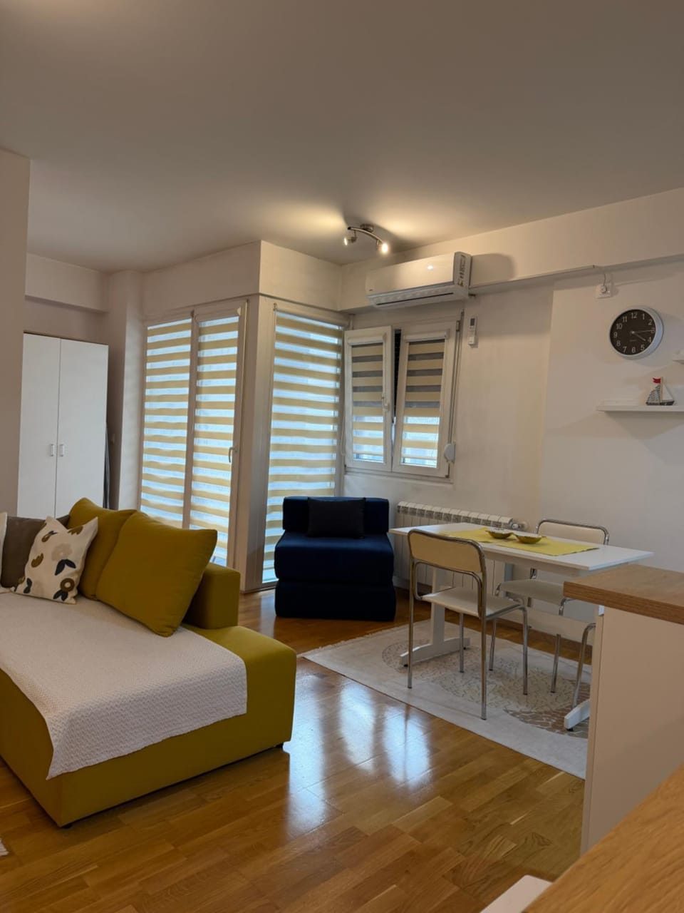 Seating area, Dining area, air conditioner